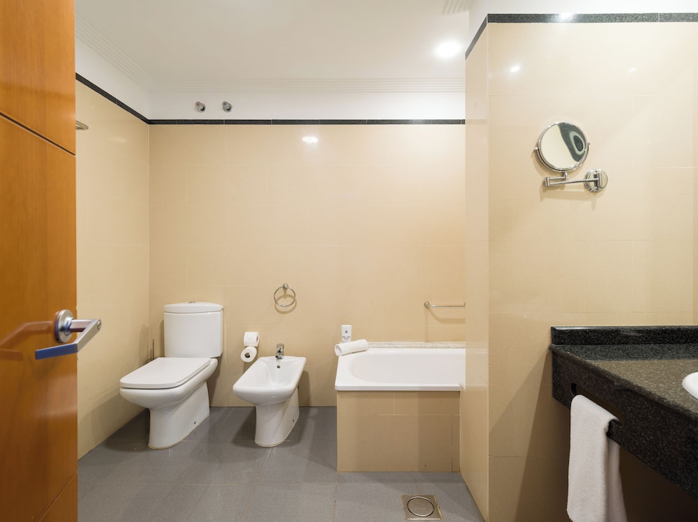 Habitación familiar Balcón o Terraza Sofá Cama incluido 2 Camas individuales del hotel Mirador Papagayo by LIVVO. Foto 17