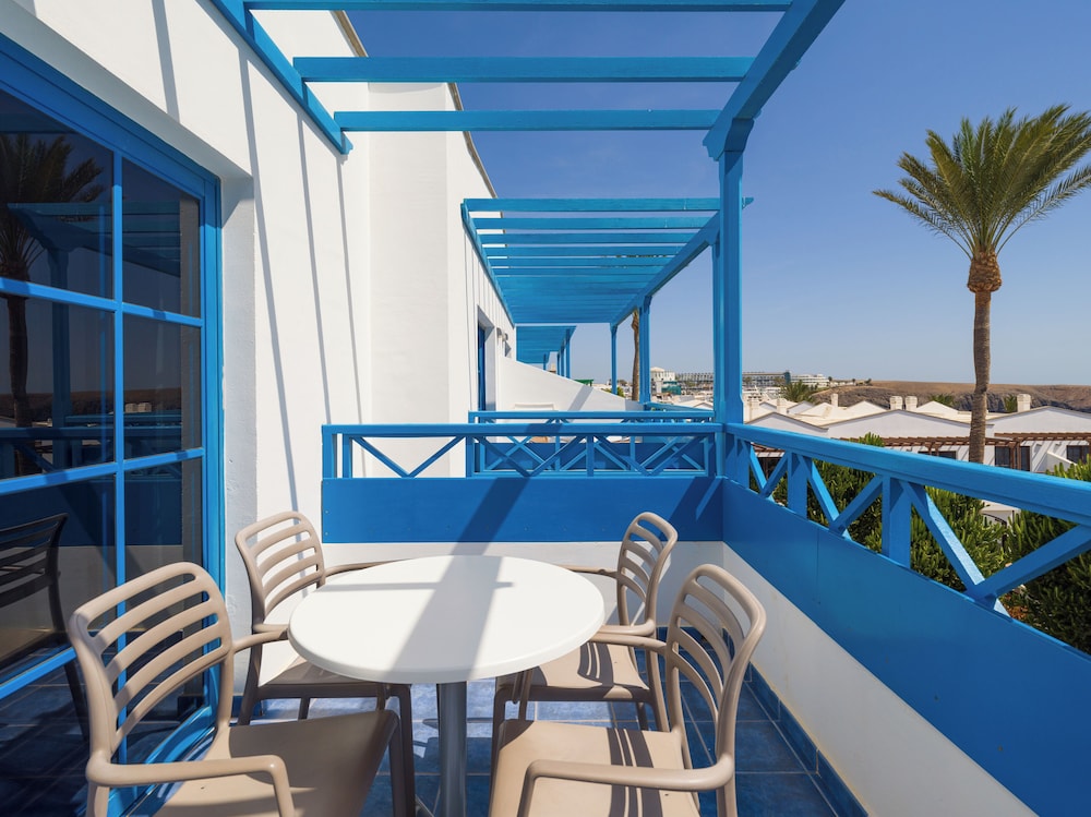 Habitación familiar Balcón o Terraza 2 Camas individuales del hotel Mirador Papagayo by LIVVO. Foto 13