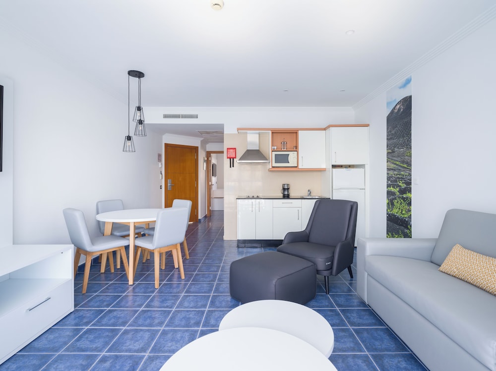 Habitación familiar Balcón o Terraza 2 Camas individuales 2 sofás camas del hotel Mirador Papagayo by LIVVO. Foto 5