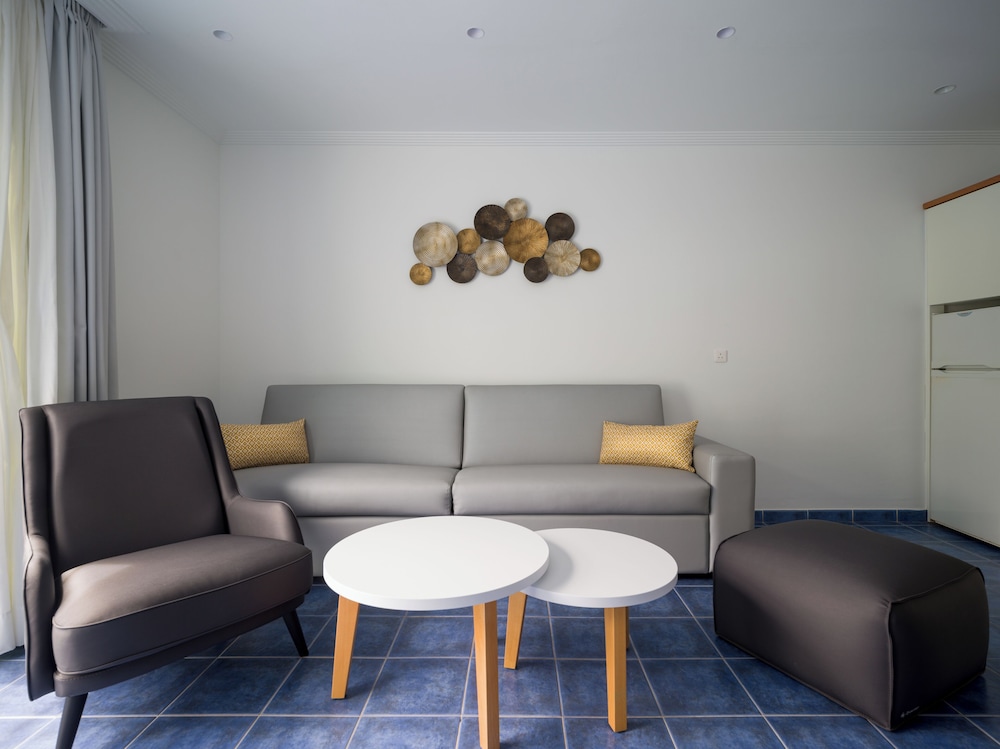 Habitación familiar Balcón o Terraza 2 Camas individuales 2 sofás camas del hotel Mirador Papagayo by LIVVO. Foto 13