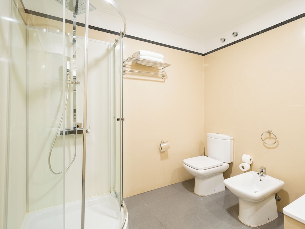 Habitación familiar Balcón o Terraza 2 Camas individuales 2 sofás camas del hotel Mirador Papagayo by LIVVO. Foto 18