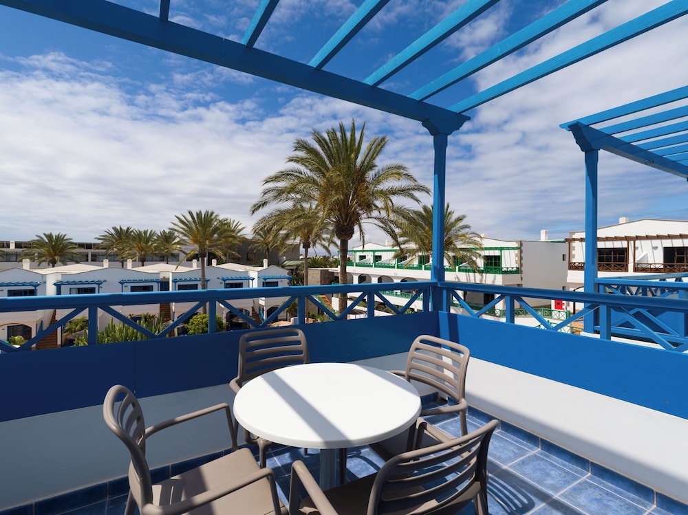 Habitación familiar Balcón o Terraza Sofá Cama incluido 2 Camas individuales del hotel Mirador Papagayo by LIVVO. Foto 16