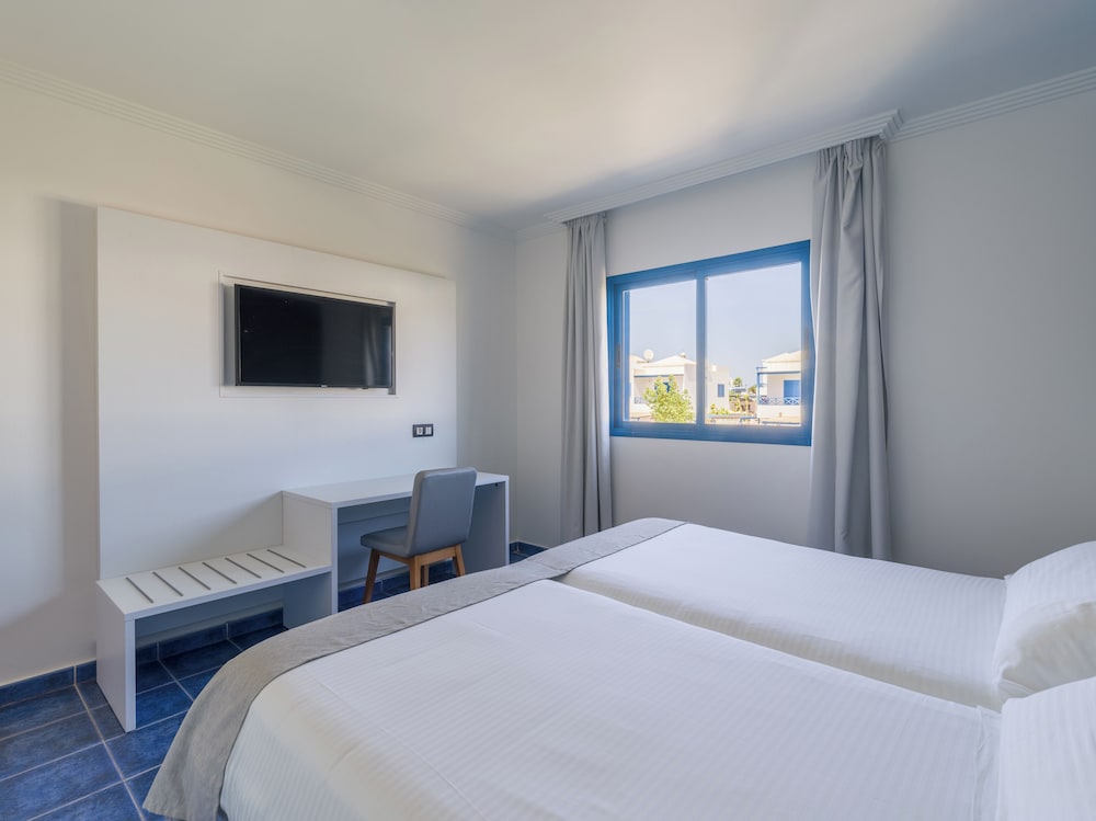 Habitación familiar Balcón o Terraza 2 Camas individuales 2 sofás camas del hotel Mirador Papagayo by LIVVO. Foto 4