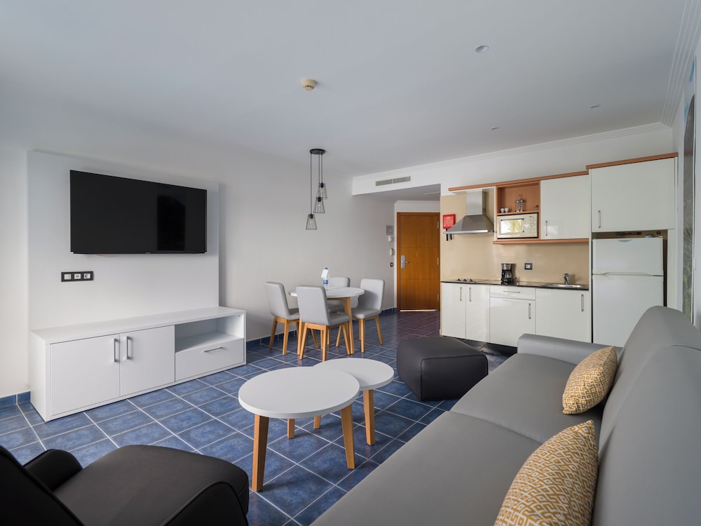 Habitación familiar Balcón o Terraza 2 Camas individuales 2 sofás camas del hotel Mirador Papagayo by LIVVO. Foto 7