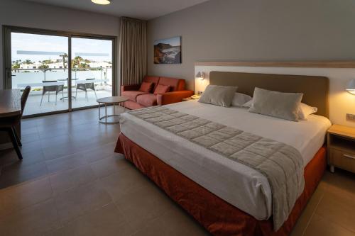 Habitación doble Vista Mar Balcón o Terraza Sofá Cama incluido 2 Camas individuales del hotel Lanzarote Village. Foto 5