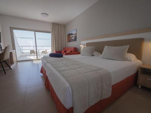 Habitación doble Vista Mar Balcón o Terraza 2 Camas individuales del hotel Lanzarote Village. Foto 3