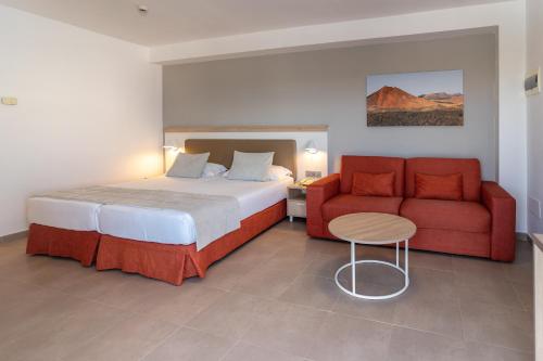 Habitación doble Vista Mar Balcón o Terraza 2 Camas individuales del hotel Lanzarote Village. Foto 9