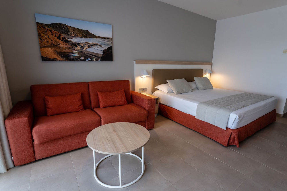 Habitación doble Vista Jardín Balcón o Terraza 2 Camas individuales 1 Cama doble del hotel Lanzarote Village. Foto 1