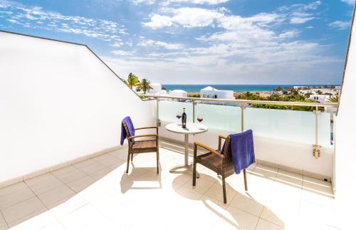 Habitación doble Vista Mar Balcón o Terraza 2 Camas individuales del hotel Lanzarote Village. Foto 30