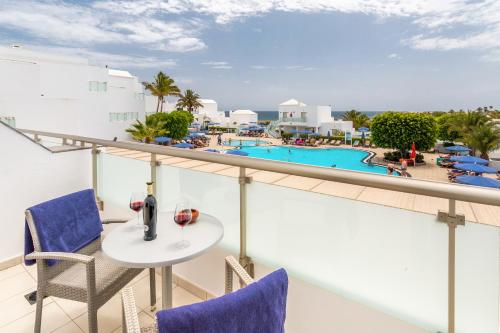 Habitación doble Vista Mar Balcón o Terraza 2 Camas individuales del hotel Lanzarote Village. Foto 31