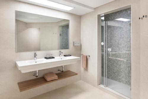 Suite Vista Mar Balcón o Terraza 1 Cama king Sofá Cama incluido del hotel Riu Paraíso Lanzarote - All Inclusive. Foto 3