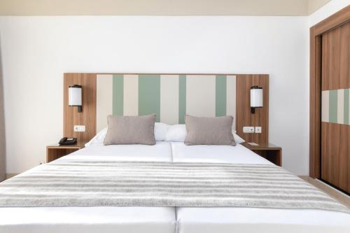 Suite Vista Jardin Balcón o Terraza 1 Cama king Sofá Cama incluido del hotel Riu Paraíso Lanzarote - All Inclusive. Foto 3