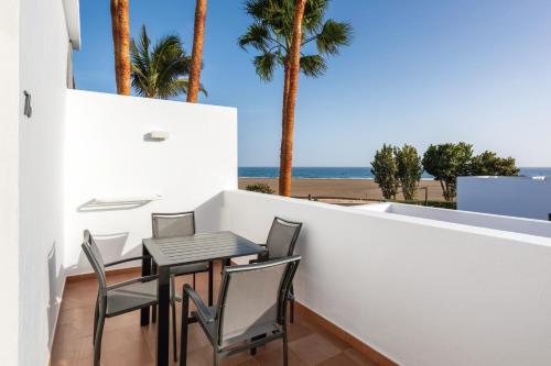 Habitación familiar Vista Jardin Balcón o Terraza 2 habitaciones Sofá Cama incluido 2 Camas dobles del hotel Riu Paraíso Lanzarote - All Inclusive. Foto 3