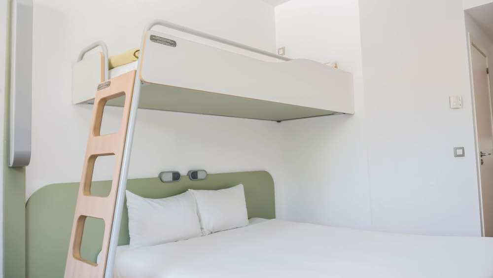 Habitación Triple del hotel Ibis Budget Girona Costa Brava. Foto 4