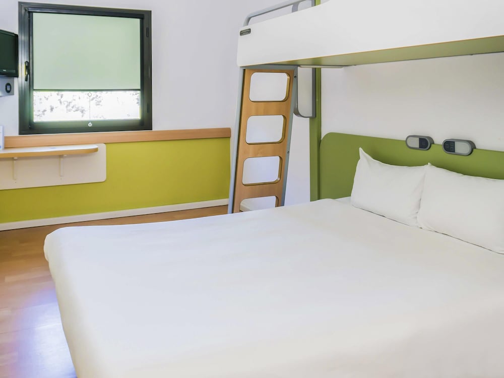 Habitación Triple del hotel Ibis Budget Girona Costa Brava. Foto 5