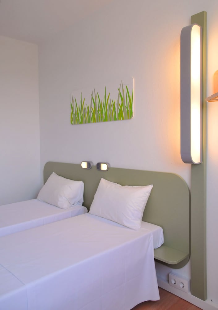 Habitación doble estándar con dos camas del hotel Ibis Budget Girona Costa Brava. Foto 1