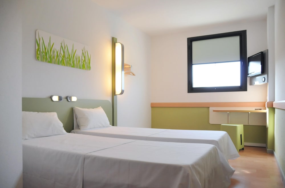 Habitación doble estándar con dos camas del hotel Ibis Budget Girona Costa Brava. Foto 2