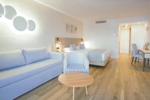 Habitación doble Vista Mar Balcón o Terraza Sofá Cama incluido 2 Camas individuales del hotel Las Costas. Foto 2