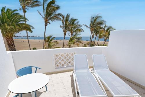 Habitación Triple con vistas al mar del hotel Las Costas. Foto 1