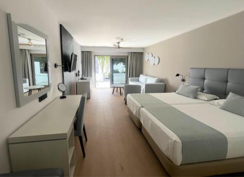 Habitación Triple Estándar del hotel Las Costas. Foto 5