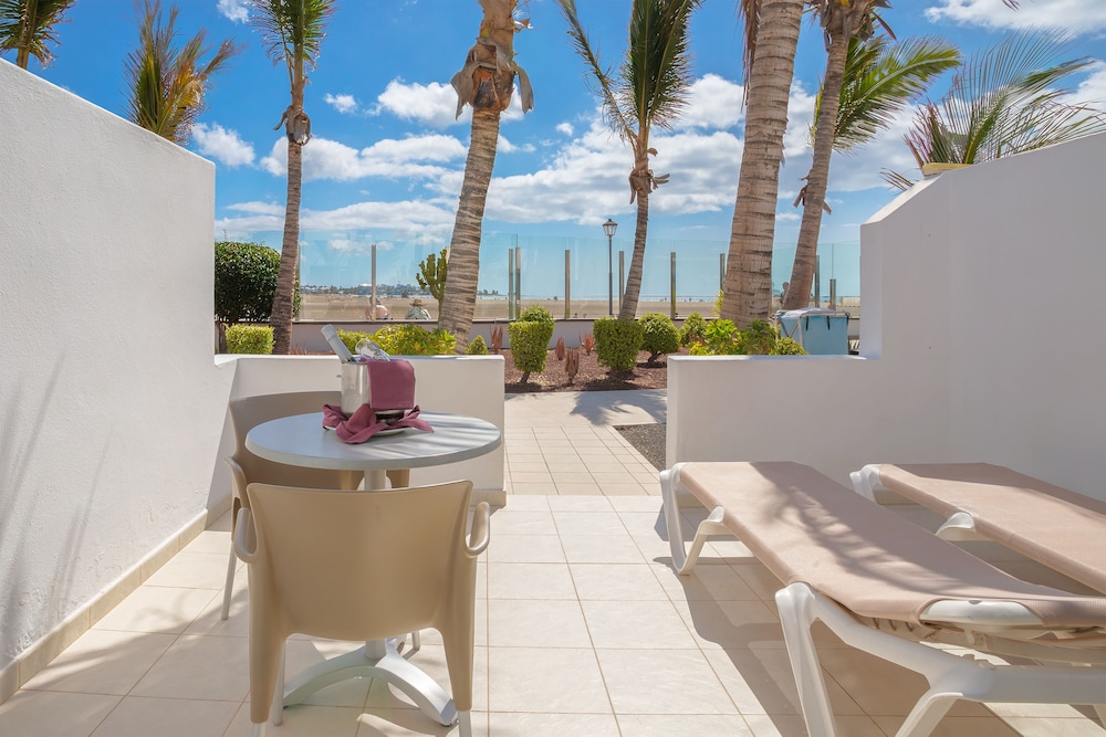 Habitación estándar, vistas parciales al mar del hotel Las Costas