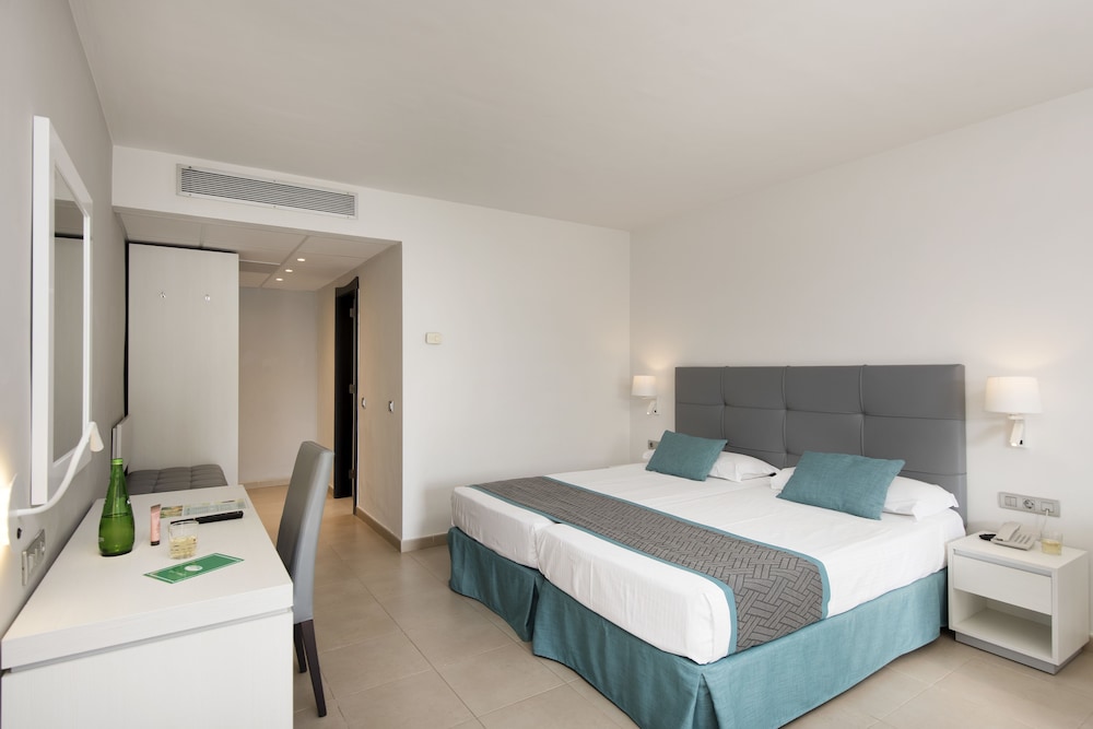 Habitación estándar, vistas parciales al mar del hotel Las Costas. Foto 7