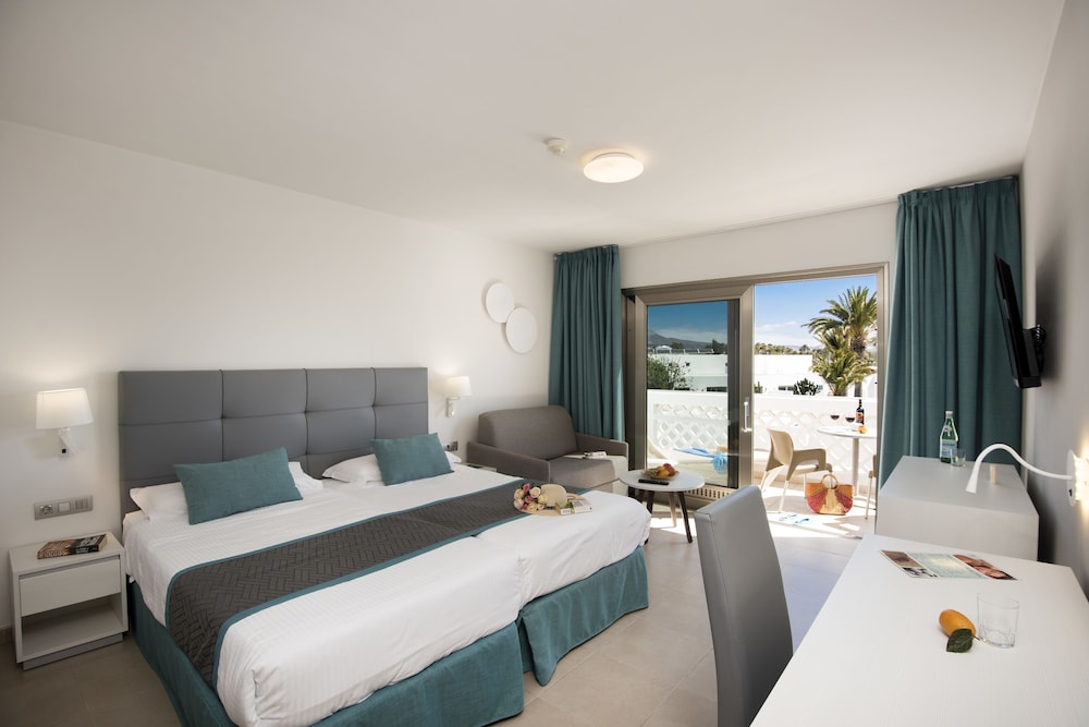 Habitación estándar, vistas parciales al mar del hotel Las Costas. Foto 8