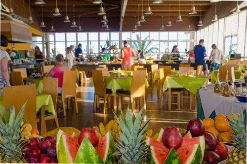 Suite 1 habitación 2 Camas individuales 2 sofás camas del hotel Relaxia Lanzaplaya. Foto 8