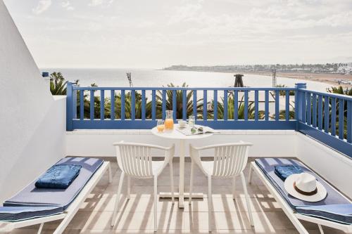 Habitación Doble Deluxe del hotel Seaside Los Jameos Playa. Foto 1