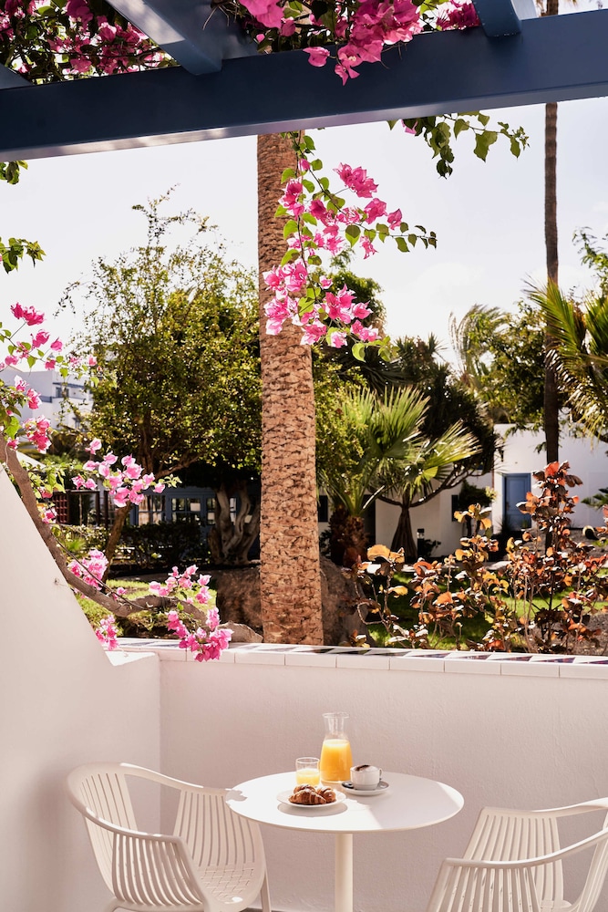 Habitación doble Balcón o Terraza 2 Camas individuales 1 Cama doble del hotel Seaside Los Jameos Playa. Foto 1