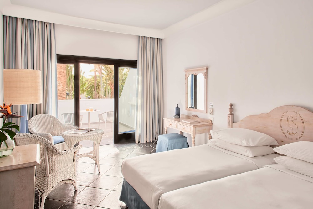 Habitación familiar Balcón o Terraza Vista Patio del hotel Seaside Los Jameos Playa. Foto 1