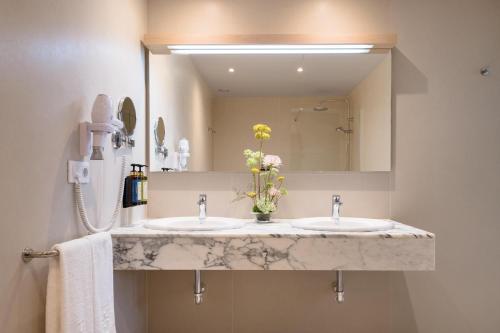 Suite Vista Mar Balcón o Terraza Sofá Cama incluido 2 Camas individuales del hotel Plus Fariones Suite