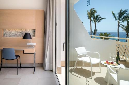 Suite Vista Mar Balcón o Terraza Sofá Cama incluido 2 Camas individuales del hotel Plus Fariones Suite. Foto 1