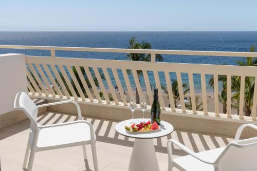 Suite Vista Mar Balcón o Terraza Sofá Cama incluido 2 Camas individuales del hotel Plus Fariones Suite. Foto 2