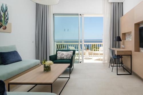 Suite Vista Mar Balcón o Terraza Sofá Cama incluido 2 Camas individuales del hotel Plus Fariones Suite. Foto 3