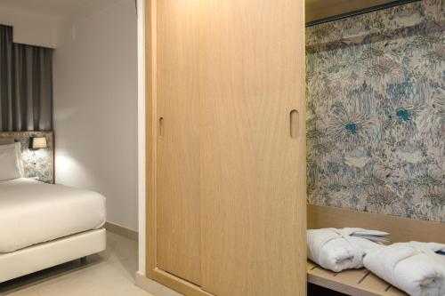 Suite Vista Mar Balcón o Terraza Sofá Cama incluido 2 Camas individuales del hotel Plus Fariones Suite. Foto 4