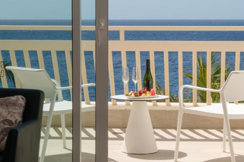 Suite Vista Mar Balcón o Terraza Sofá Cama incluido 2 Camas individuales del hotel Plus Fariones Suite. Foto 5