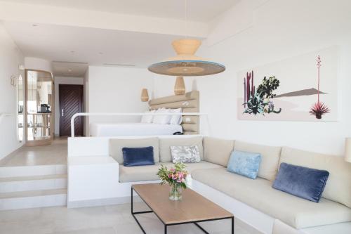 Suite Vista Mar Vista Piscina Balcón o Terraza del hotel Plus Fariones Suite. Foto 2