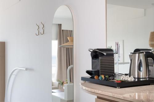 Suite Vista Mar Vista Piscina Balcón o Terraza del hotel Plus Fariones Suite. Foto 4