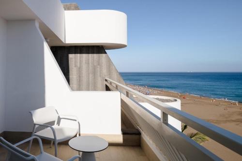 Suite Vista Mar Vista Piscina Balcón o Terraza del hotel Plus Fariones Suite. Foto 5