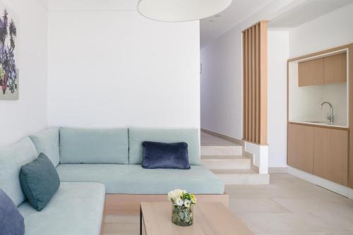 Suite Balcón o Terraza Vista jardin o piscina Sofá Cama incluido 2 Camas individuales del hotel Plus Fariones Suite