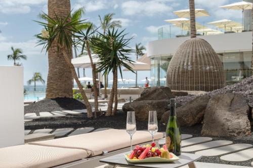 Suite Balcón o Terraza Vista jardin o piscina Sofá Cama incluido 2 Camas individuales del hotel Plus Fariones Suite. Foto 2