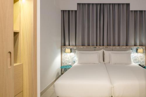 Suite Vista Piscina Vista Jardin Balcón o Terraza Sofá Cama incluido 2 Camas individuales del hotel Plus Fariones Suite. Foto 1