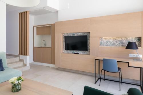 Suite Vista Piscina Vista Jardin Balcón o Terraza Sofá Cama incluido 2 Camas individuales del hotel Plus Fariones Suite. Foto 3