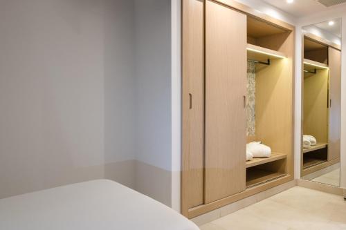 Suite Vista Piscina Vista Jardin Balcón o Terraza Sofá Cama incluido 2 Camas individuales del hotel Plus Fariones Suite. Foto 4