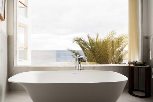 Suite con vistas al mar del hotel Fariones. Foto 2