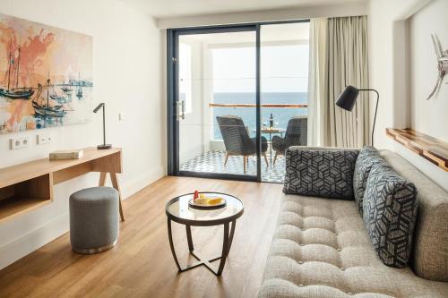 Suite Junior con vistas al mar del hotel Fariones. Foto 3