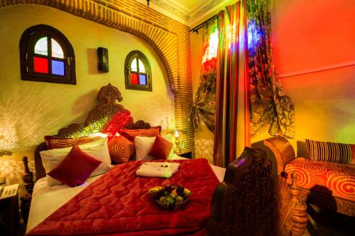 Suite Doble Deluxe - Cama grande del hotel Mabrouk. Foto 1
