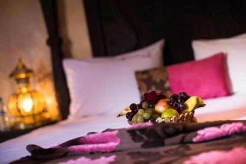 Suite Doble Deluxe - Cama grande del hotel Mabrouk. Foto 2