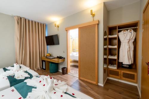 Habitación Cuádruple Clásica del hotel Mabrouk. Foto 1